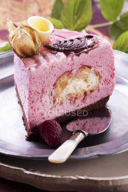 Малиновый пирог с профитролью — стоковое фото