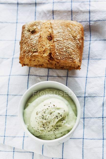 Avocadocreme und Brot — Stockfoto