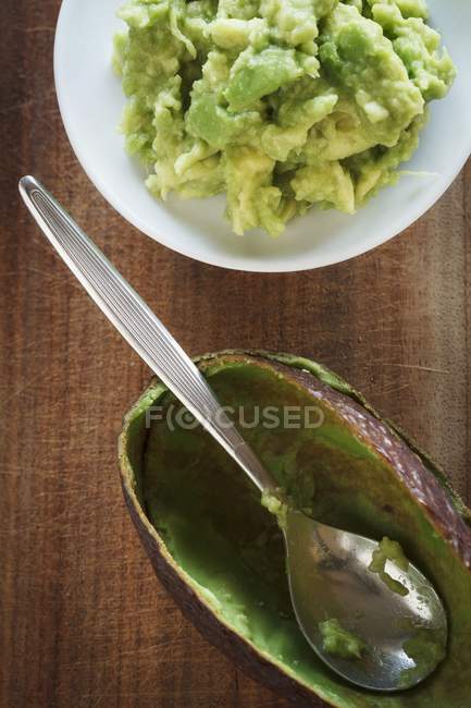 Авокадо, распространяемое кожурой — стоковое фото