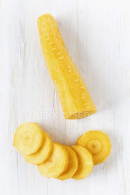 Carotte jaune partiellement tranchée — Photo de stock