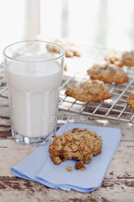 Biscuits maison à l'avoine avec un verre de lait — Photo de stock
