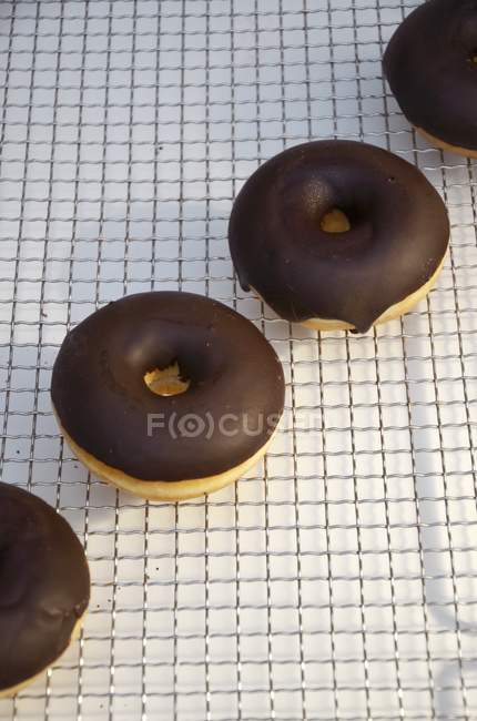 Rosquillas glaseadas con chocolate - foto de stock