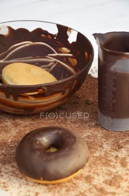 Dois donuts com esmalte — Fotografia de Stock