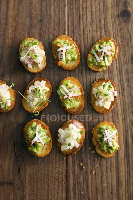 Crostini topped with asparagus — Stock Photo