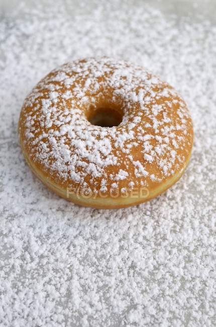 Пончик, заплямований глазурованим цукром — стокове фото