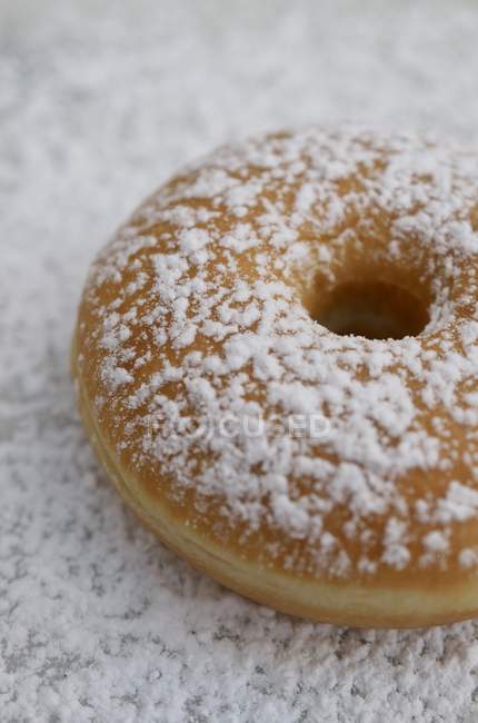 Donut mit Puderzucker bestäubt — Stockfoto