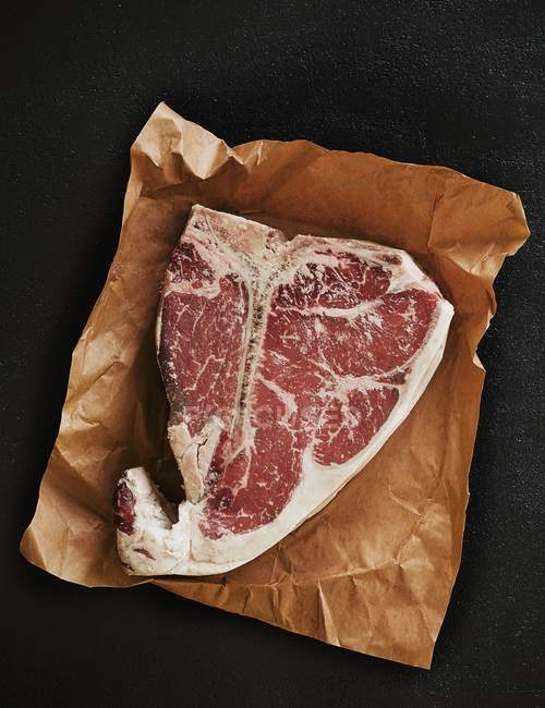 Porterhouse-Steak auf Papier — Stockfoto