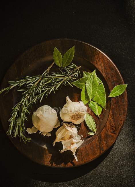 Bay leaves with rosemary and garlic — Stock Photo