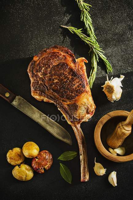 Tomahawk Steak mit Kartoffeln — Stockfoto