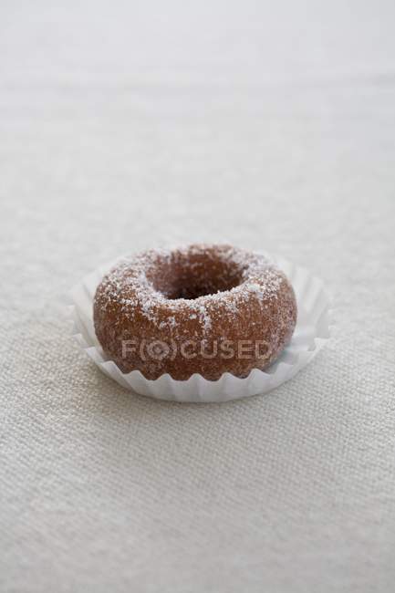 Gezuckerter Donut auf dem Tisch — Stockfoto