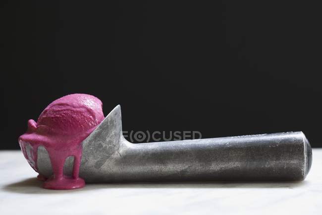 Sorvete de framboesa em uma colher de sorvete — Fotografia de Stock