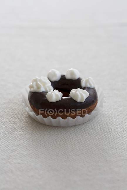 Beignet avec glaçage au chocolat — Photo de stock