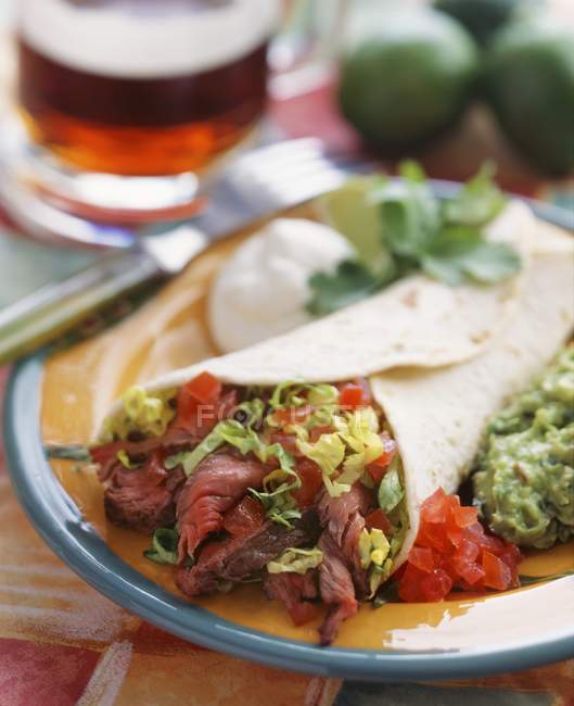 Steak Burrito mit Salat — Stockfoto
