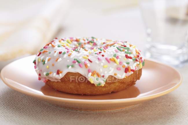Пончик с белой глазурью — стоковое фото