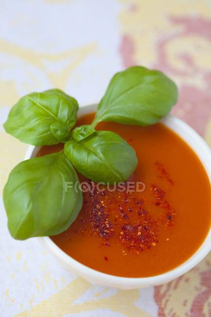 Sopa de tomate com espelette pimenta em pó — Fotografia de Stock