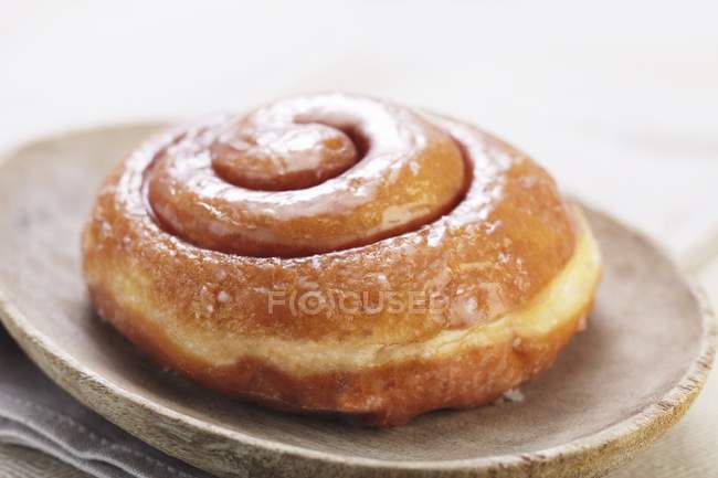 Donut de rolo de canela vitrificada — Fotografia de Stock