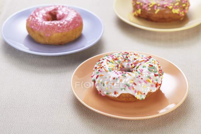 Donuts com esmalte colorido — Fotografia de Stock