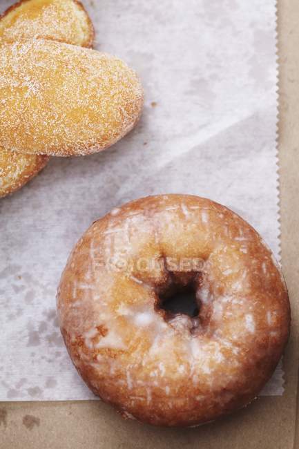 Glasierter Donut auf Papier — Stockfoto