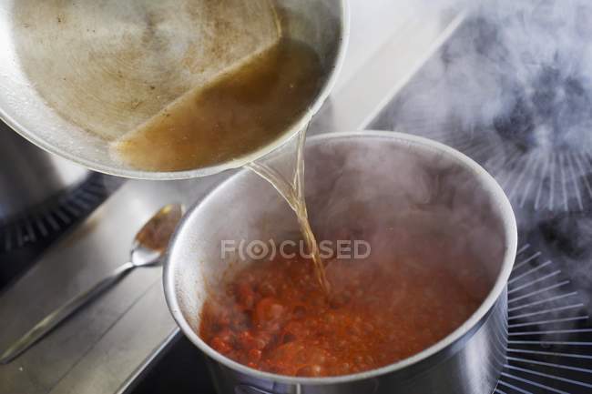 Preparación de la salsa para el plato - foto de stock