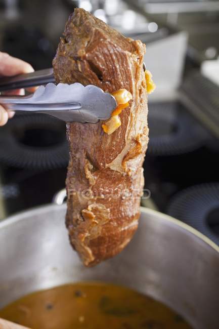 Hand hält Filet-Rindfleisch — Stockfoto