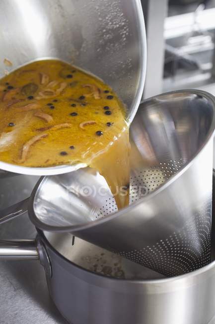 Подготовка соуса для Свицковой — стоковое фото