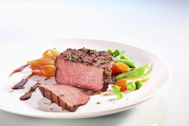 Filé de carne grelhada com legumes — Fotografia de Stock