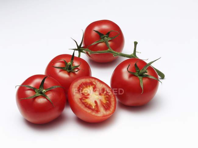 Cuatro tomates enteros - foto de stock