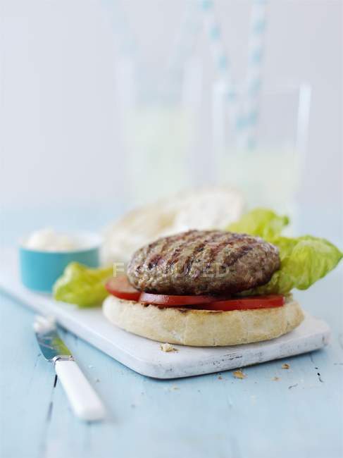 Turkey burger with tomatoes and lettuce — Stock Photo