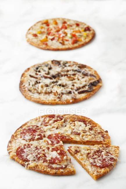 Drei verschiedene Pizzen — Stockfoto