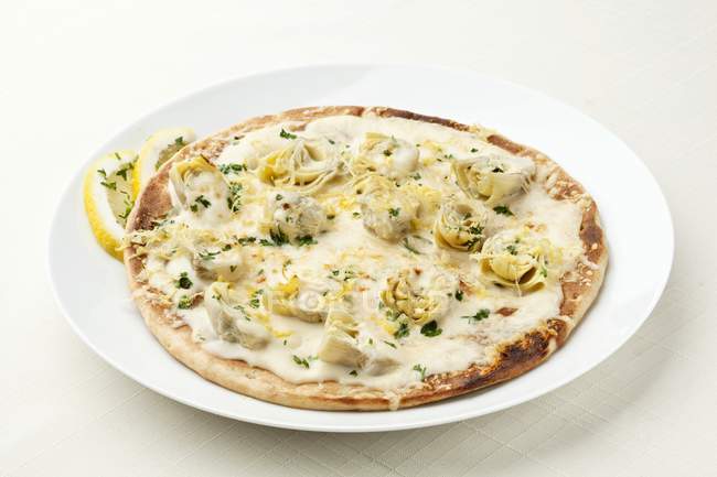 Alcachofra e queijo Pizza — Fotografia de Stock
