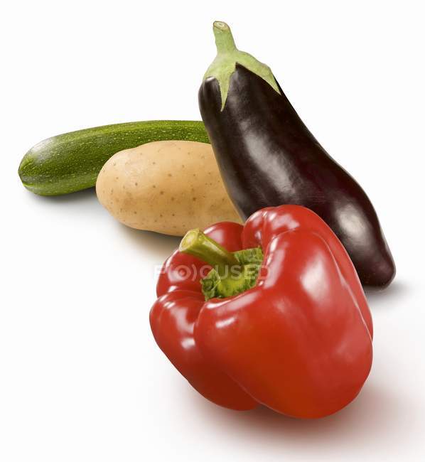 Красный перец с баклажаном и картофелем — стоковое фото