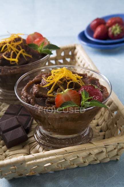 Chocolate sorbet with strawberries — Stock Photo