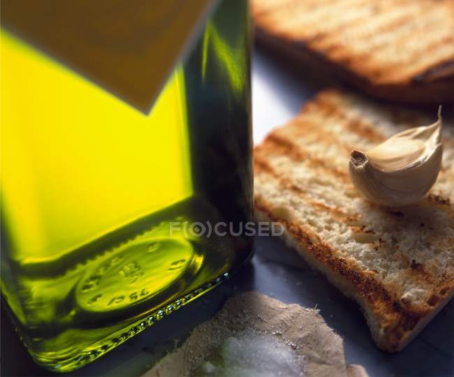 Toasted bread topped with garlic — Stock Photo