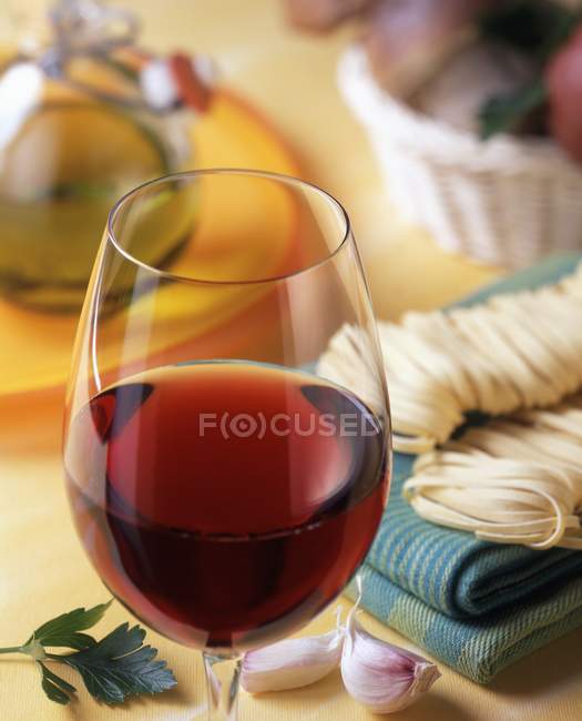 Червоне вино і сушені макарони — стокове фото