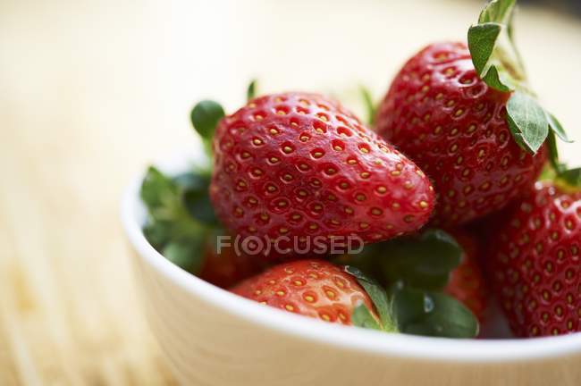Fresas frescas en tazón - foto de stock