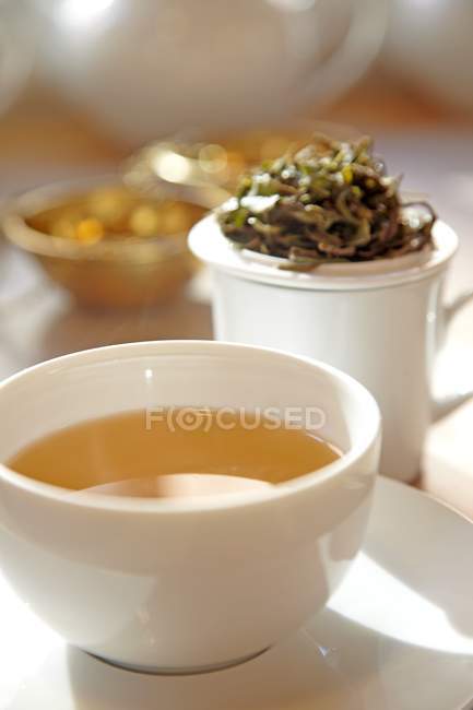 Tazón blanco de té - foto de stock