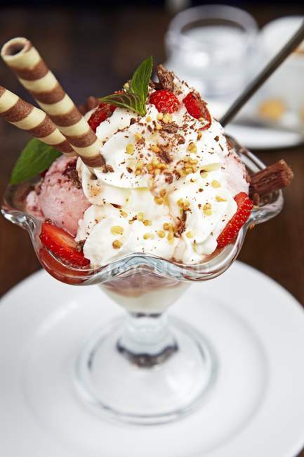 Closeup view of strawberry Sundae with cream and wafers — Stock Photo