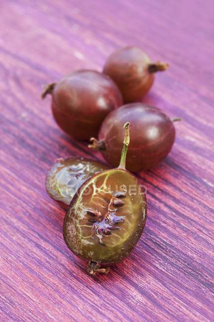 Red gooseberries with slices — Stock Photo