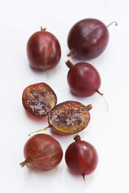 Uva spina rossa fresca con metà — Foto stock