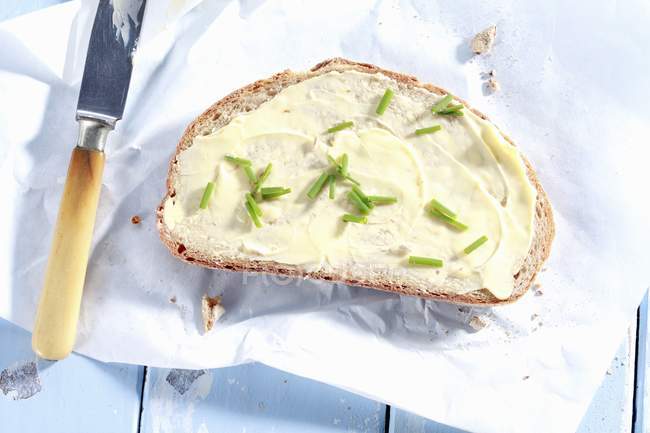 Pan y mantequilla en el plato - foto de stock