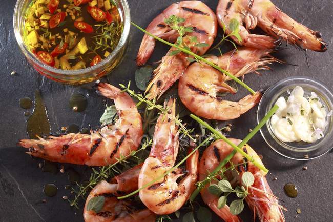 Grilled prawns with chili oil and garlic — Stock Photo