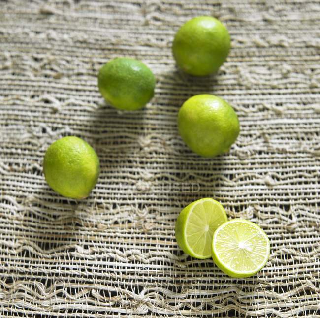 Lime maturi con metà — Foto stock