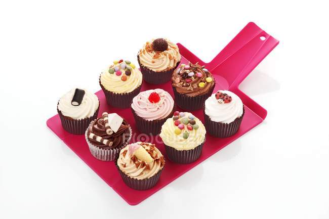Verschiedene Cupcakes auf einem Tablett — Stockfoto