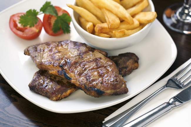Beaf steak with chips — Stock Photo