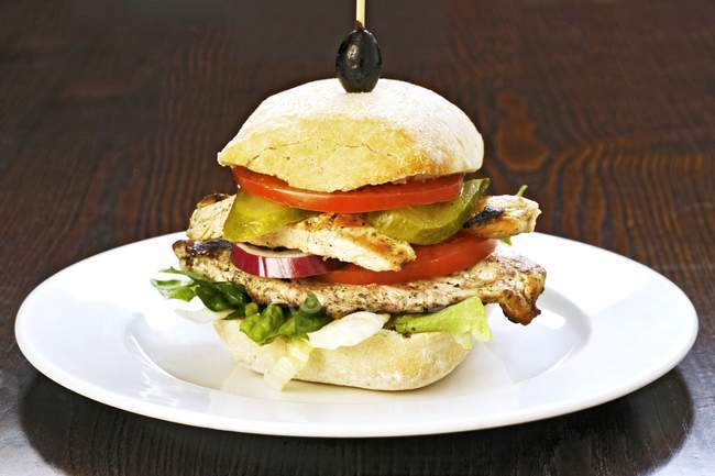 Chicken burger with tomatoes and gherkins — Stock Photo