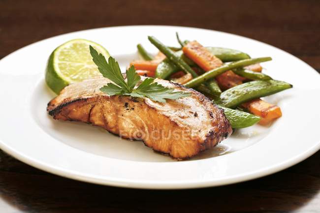 Filete de salmón con un lado de verduras - foto de stock