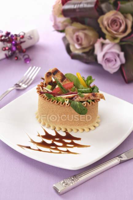 Vue rapprochée de la salade de poulet avec vinaigrette et fleurs — Photo de stock
