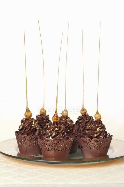 Cupcakes au chocolat avec des fils de caramel — Photo de stock