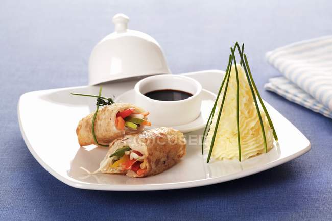 Closeup view of spring rolls with soy sauce — Stock Photo