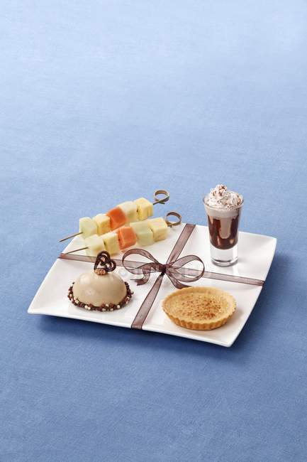 Dessert platter with fruit — Stock Photo